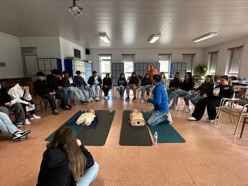 semana da saúde, enfermeiro com alunos em sessão de suporte básico de vida em Penalva do Castelo