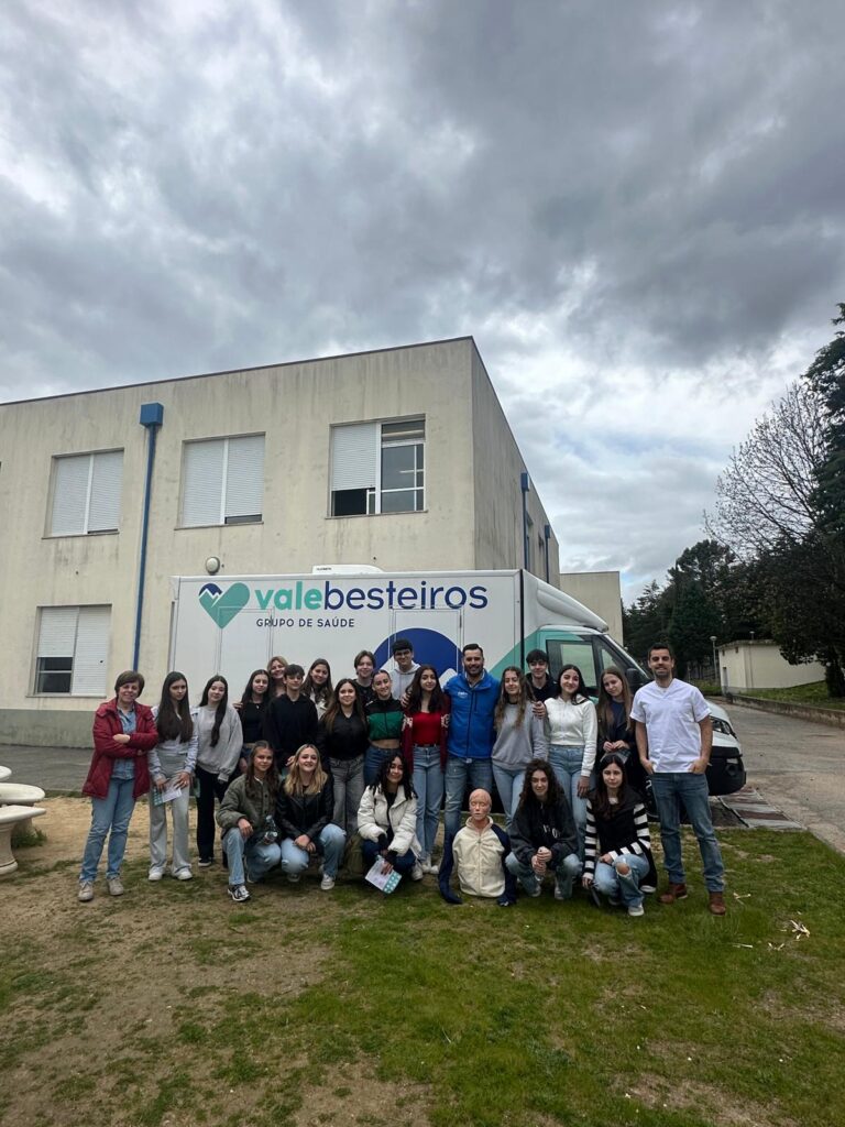 semana da saúde, enfermeiro com alunos numa sessão de suporte básico de vida em Penalva do Castelo
