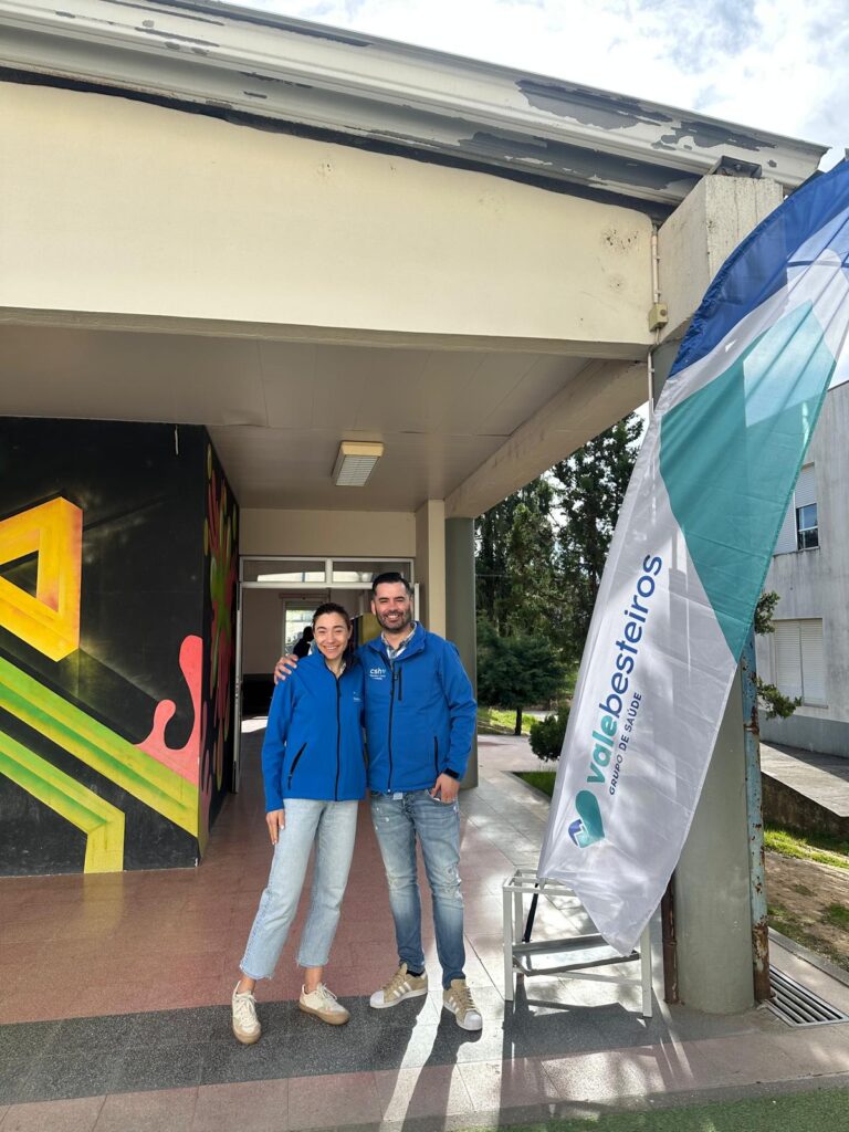 semana da saúde, psicomotricista e enfermeiro numa escola em sessão de suporte básico de vida