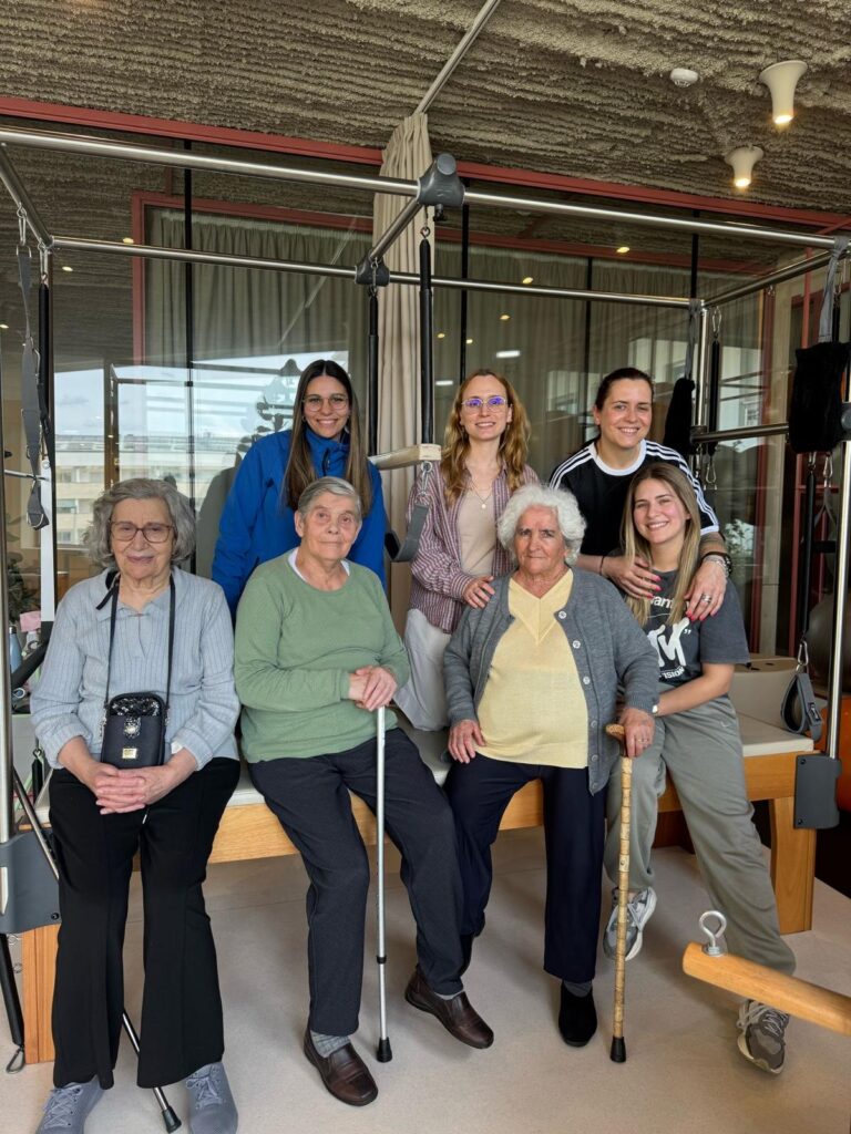 semana da saúde, idosas da residência sénior São Domingos com colaboradoras da valebesteiros numa aula de pilates