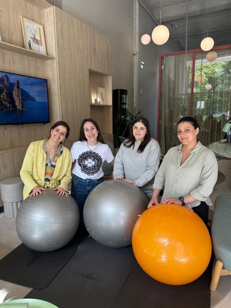 semana da saúde, fisioterapeuta pélvica e futuras mães numa sessão de cuidados pélvicos na gravidez
