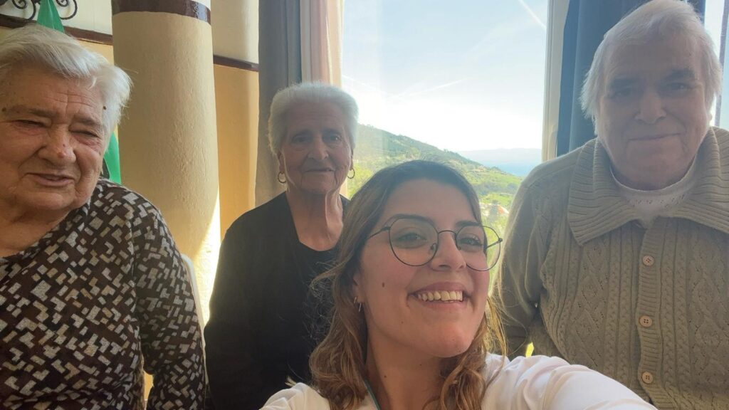 enfermeira com idosos em residência