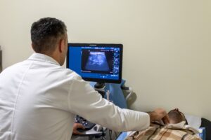 Novidades: Ecografias, Dr. Hugo Correia a fazer uma ecografia a um paciente